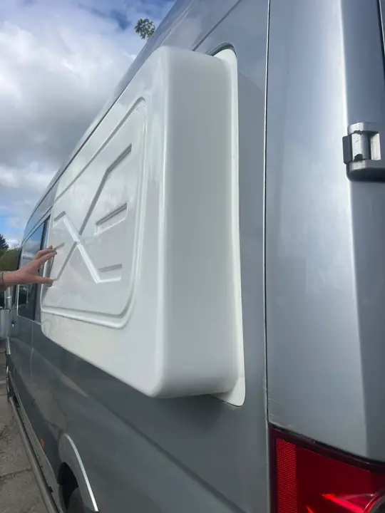 Poszerzenie nadwozia z logo Ody Sey Van na srebrnym vanie