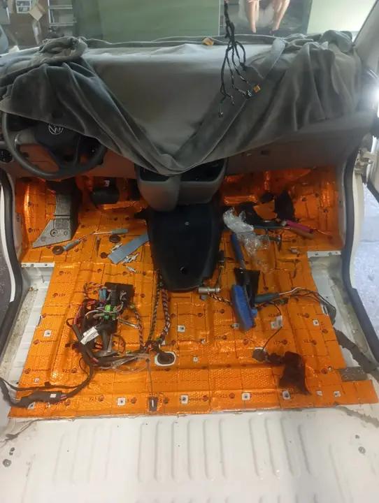 Instalacja elektryczna poprowadzona pod podłogą kabiny