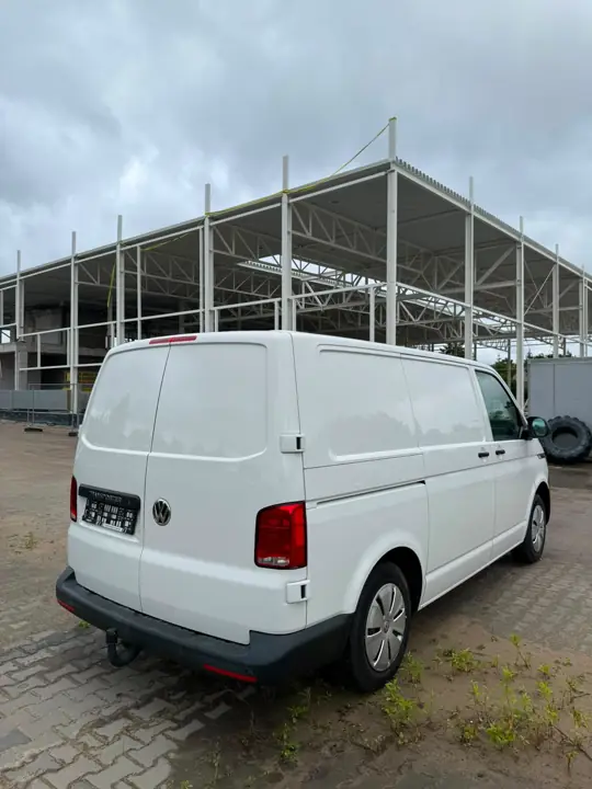 Biały VW T6 przed zabudową, widok z tyłu