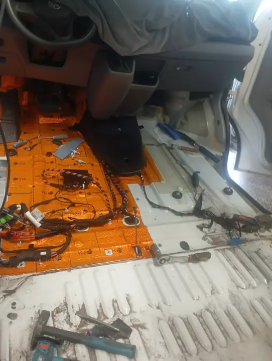 Wiązki elektryczne na podłodze z matą wygłuszającą