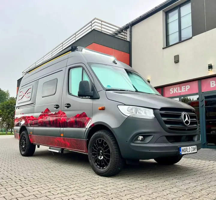 Mercedes Sprinter po zabudowie z przodu, poszerzenie okna z logo Ody Sey Van