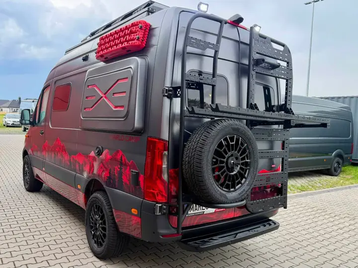 Mercedes Sprinter z tyłu – drabinka, trapy i koło zapasowe