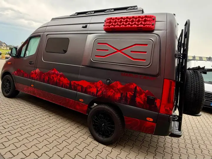 Mercedes Sprinter z boku, czerwona grafika gór na karoserii