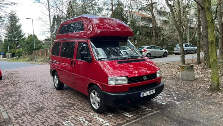 Czerwony VW T4 z podwyższonym dachem
