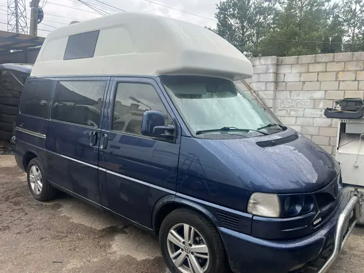 Granatowy VW T4 z wysokim dachem