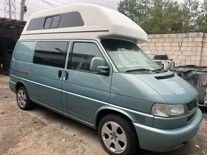Morski VW T4 z wysokim dachem kempingowym