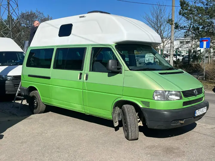 Zielony VW T4 z wysokim dachem z laminatu