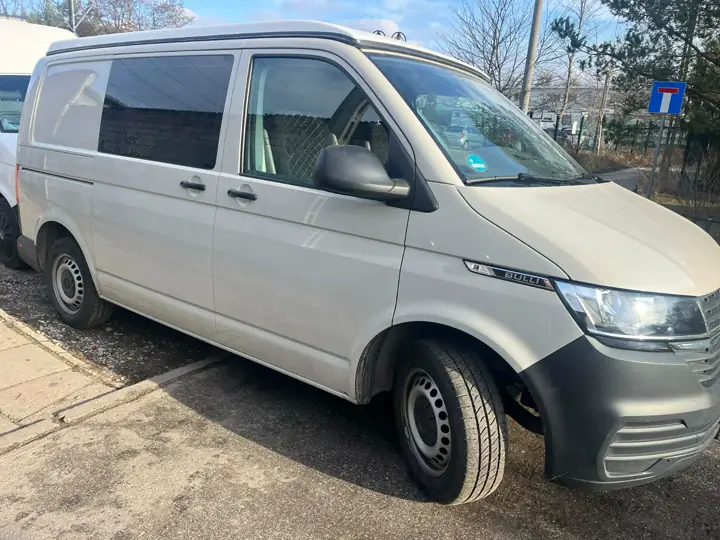 Szary VW T6.1 z przyciemnianymi szybami
