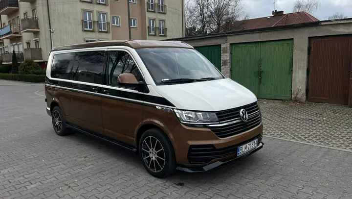 VW T6.1 w dwukolorowym lakierze, brązowy dół i biały dach