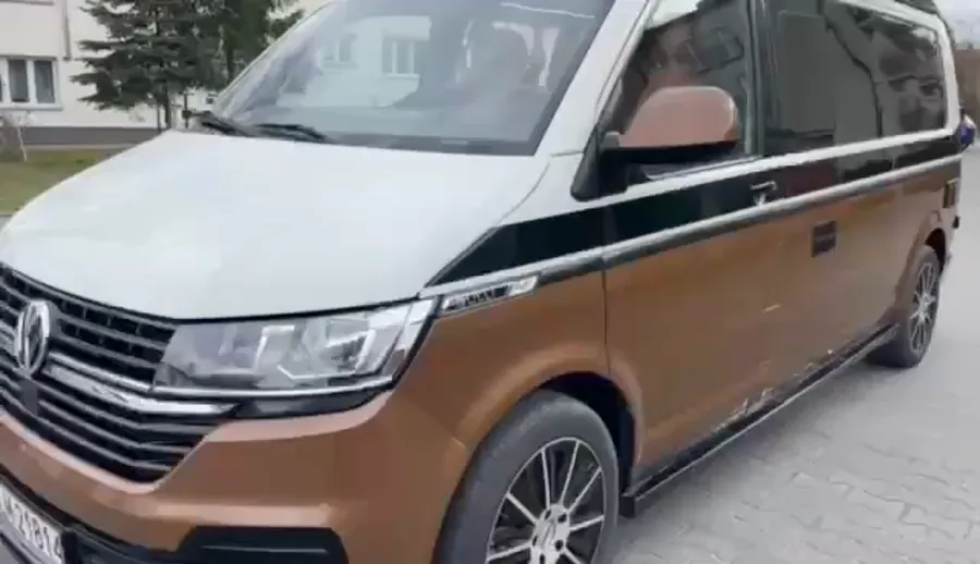 Film: VW T6.1 w dwukolorowym lakierze z tapicerką w kolorze koniaku